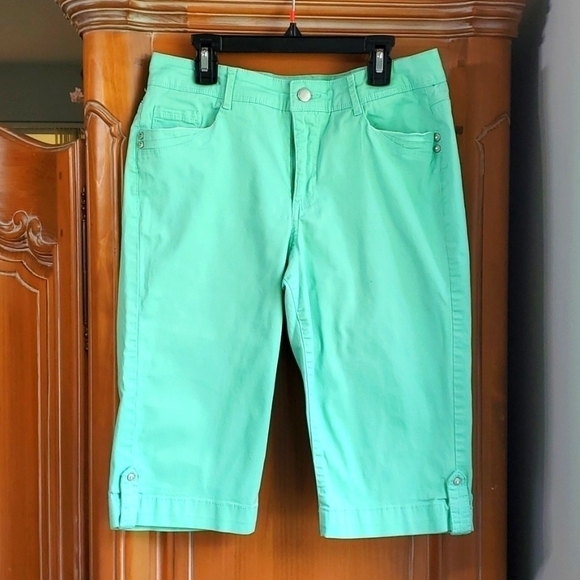 BANDOLINO, green capris size 6. GZREAT FOR GOLF Gme. Very‎ good used condition. - Picture 1 of 9